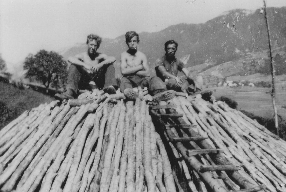 Costruzione del poiàt: catasta di legna ancora da rivestire con fogliame e terra Archivio Biblioteca comunale di Valvestino